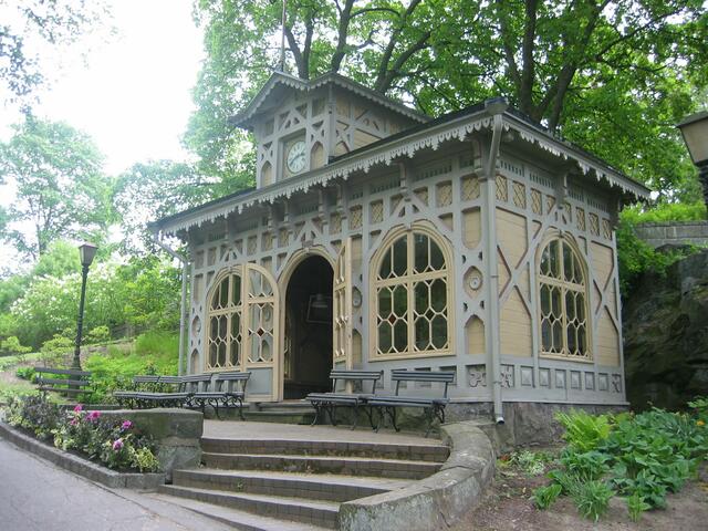 Hier kann man sich beim Regen gut unterstellen und aufs Schiff warten, sieht doch gut aus, oder??