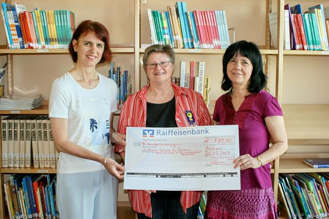v.li. Rektorin Silvia Reisenweber, Josie, Fördervereinvorsitzende Hildegard Rindfleisch