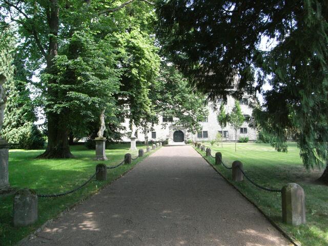 Einfahrt zum Schloß