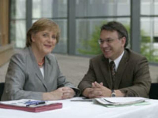 CSU-Bundestagsabgeordneter Dr. Georg Nüßlein im Gespräch mit Bundeskanzlerin Angela Merkel (CDU)