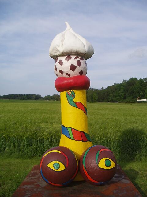 BIRKENRIED An der B16 zwischen Günzburg und Gundelfingen bei der fünfköpfigen Giraffe Monika www.birkenried.de; www.littlezim.de; Blumen Eber