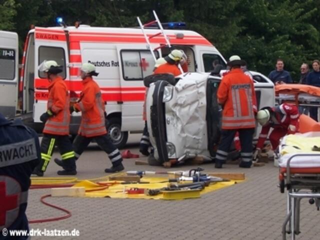 Versorgung der PKW-Fahrerin und Vorbereitung der Feuerwehr zur Rettung