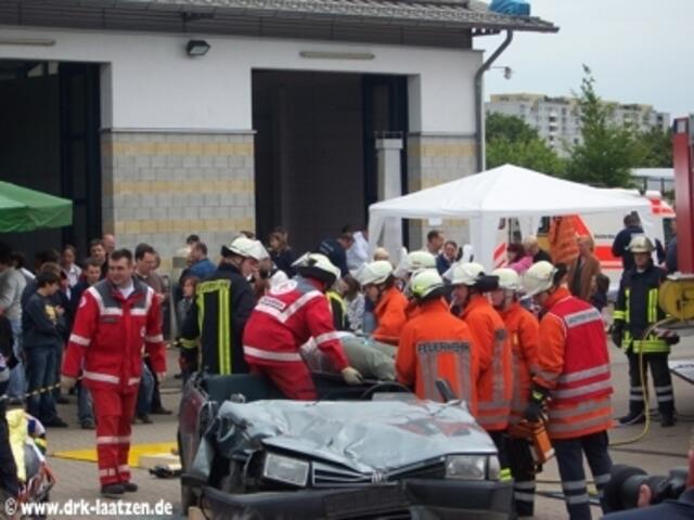 Rettung der Fahrerin mittels Schaufeltrage aus dem PKW
