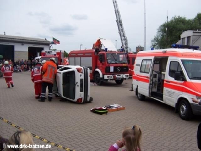 Lagebesprechung zwischen Feuerwehr und DRK
