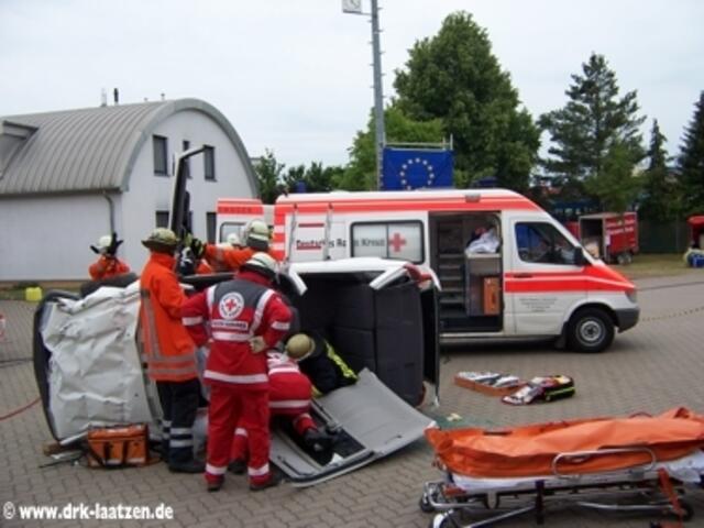 Rettung der PKW-Fahrerin nach Dachabtrennung