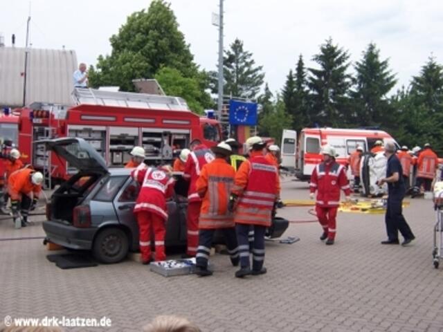 Vorbereitung der Rettung der beiden PKW-Insassen