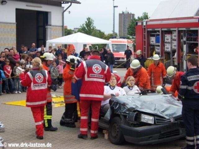 Beginn der Rettung beider PKW-Insassen auf dem Fahrzeug