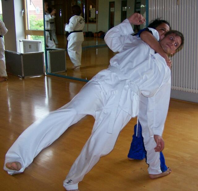 Allkampf-Technik mit Benjamin Weiß als Opfer