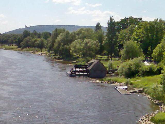 ... im Hintergrund links die Porta Westfalica