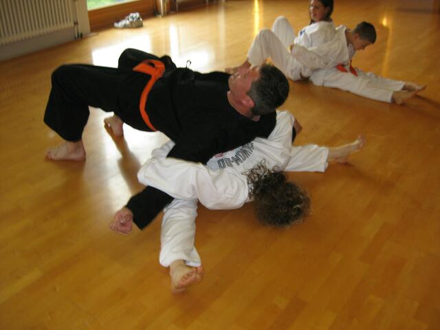 Frank Schwarz und Petra Kinzer beim Dehnen