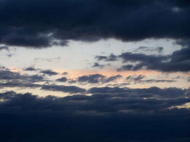 niocht gibt es helle Lücken