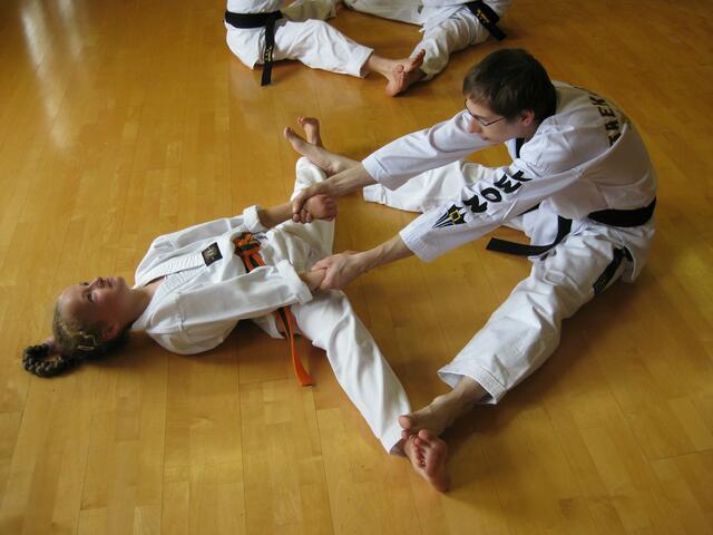 Michaela Kinzer und Marco Cavaliere beim Dehnen