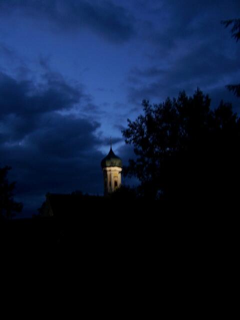 Ein Turm in der Nacht