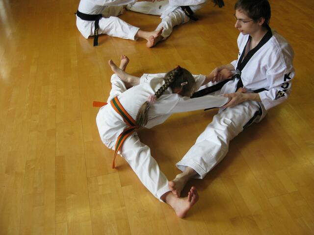 Michaela Kinzer und Marco Cavaliere beim Dehnen