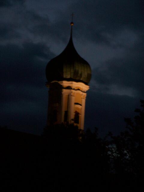 hält vor dem Gewitter die Wacht
