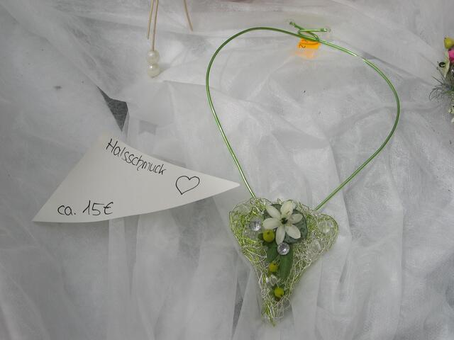 Filigraner Halsschmuck für die Braut
