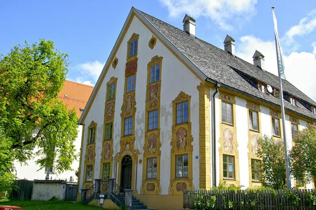 neben der Kirche