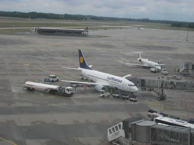 Beladen und Betanken des Flugzeuges