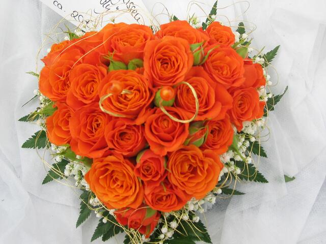 Sehr edel: das Ringkissen aus roten Rosen