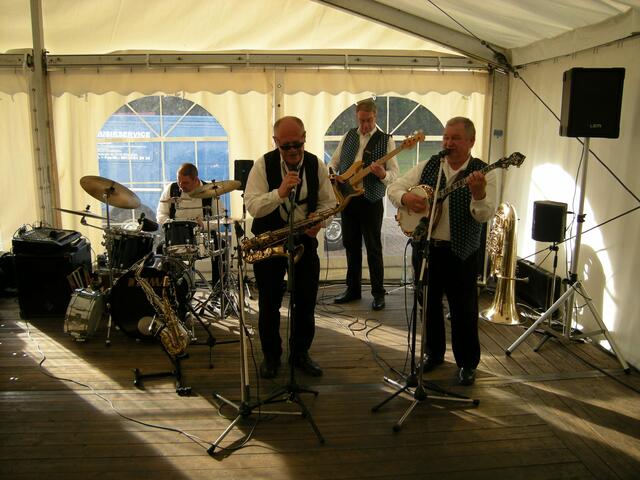 Mitreißend, guter Sound und Gesang.