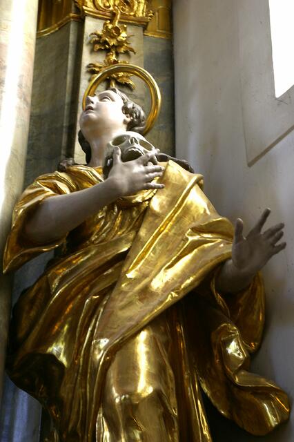 Figur im rechten Schiff
