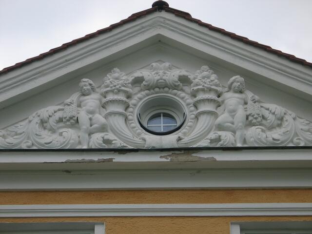 Herrliche Stukarbeiten an der Giebelseite.