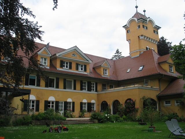 Ansicht von Osten her - Gutshaus mit dem markanten Wasserturm.