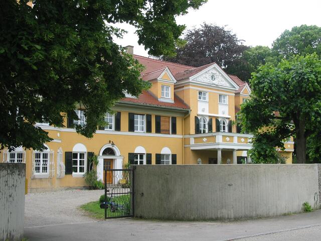 Der Gutshof "Herrlehof" von der Straße aus gesehen.