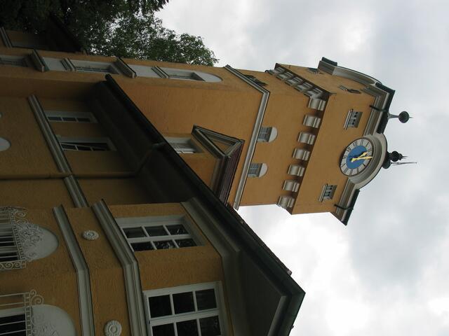 Weithin sichtbar: Der markante Wasserturm mit Turmuhr.