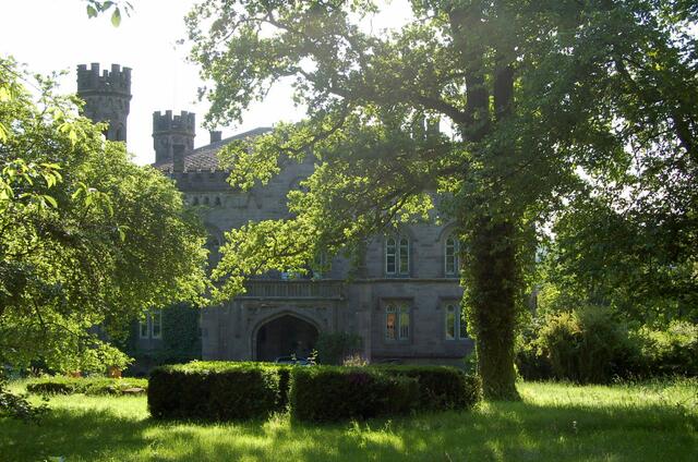 Das neue Schloss im naturbelassenen Landschaftpark