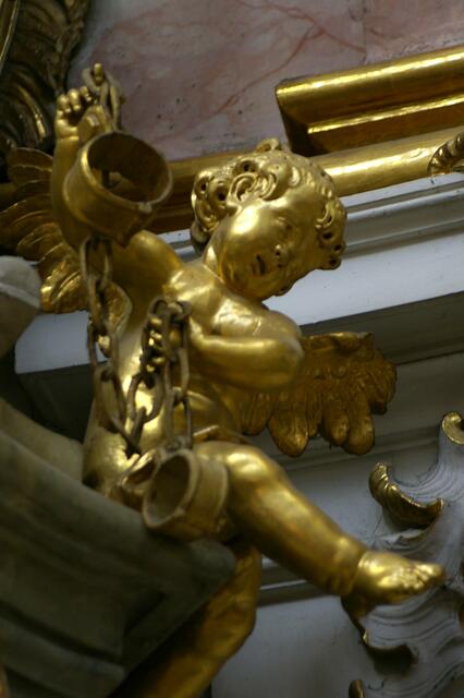 Engelfigur mit Handschellen