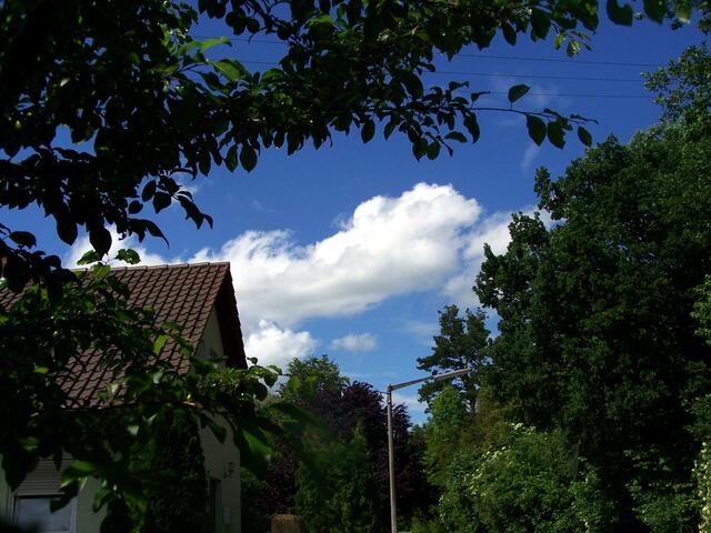 und sich über den Himmel empört....
