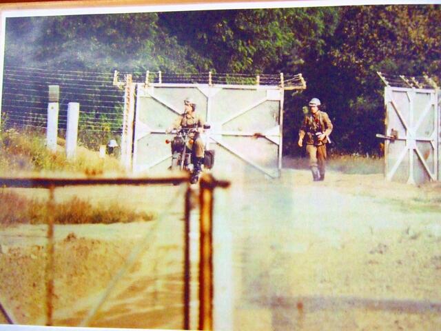 Grenztruppen der DDR betreten den Grenzstreifen