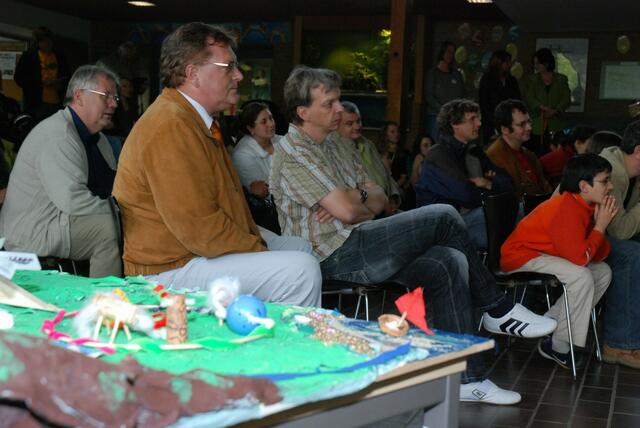 Bürgermeister Heuer hört konzentriert zu.