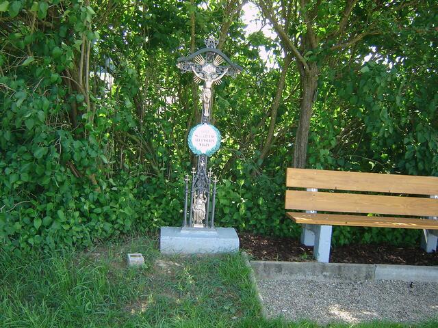 schönes Feldkreuz auf dem Weg