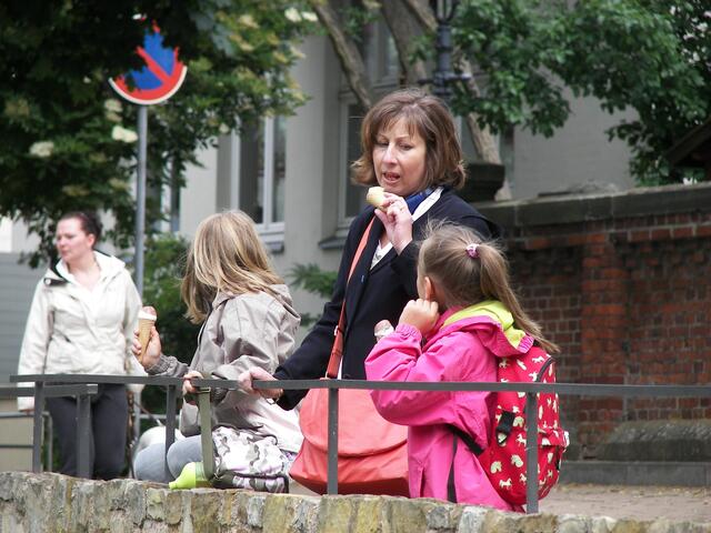 Die Kinder"gruppe" genießt geradezu den Rundgang