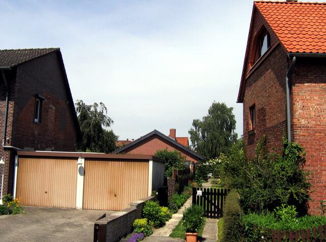 1980 wurde der Stall abgerissen, steht Garage, hinten im Garten bekam ich ein neues Haus