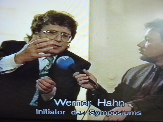 W.H. 1993 Initiator und Mitveranstalter des internationalen Frankfurter Symmetriesymposiums &#8222;Evolutionäre Symmetrietheorie&#8220; (Städelschule). Interview Hessisches Fernsehen, Wissenschaftsmagazin v. 5.2.93.