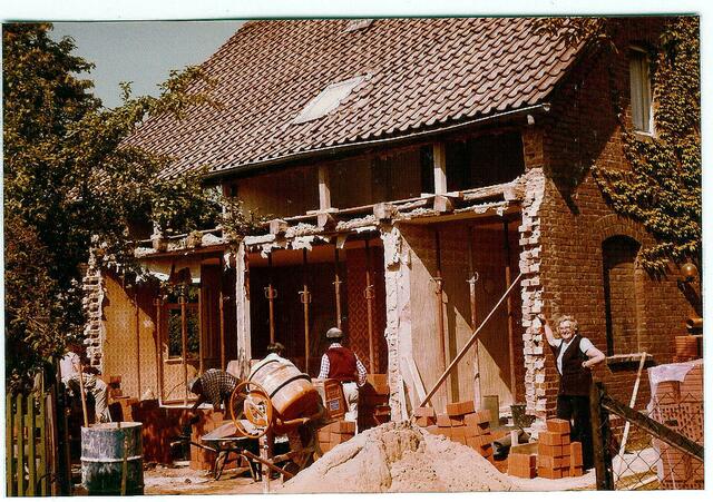 Elternhaus wird renoviert , rechts unsere Mutter