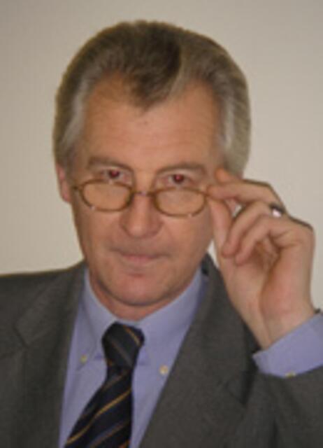 Prof. Dr. Franz M. Wuketits, unterstützt W.H.s Arbeiten und hält den vortrefflichen Vortrag "Evolution und Symmetrie - Symmetrie als Evolutionsfaktor?" (Anthologie S. 13 - 23).