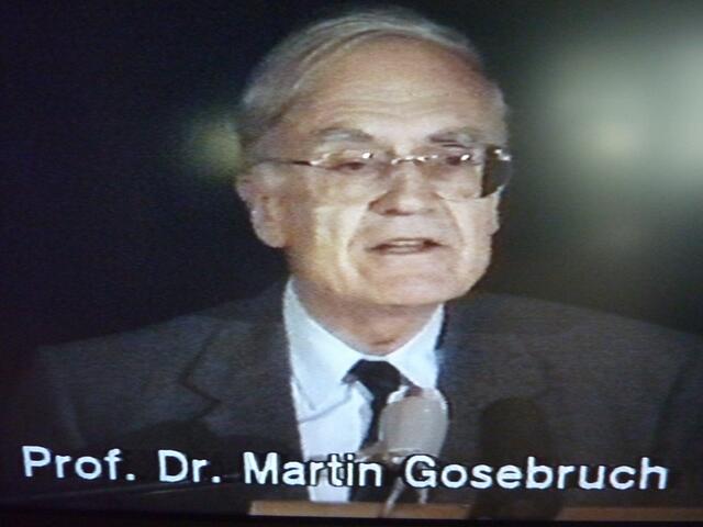 Kunstwissenschaftler Prof. Dr. Dr. Martin GOSEBRUCH in einem Gutachten zum "Fall documenta" (1992) u. a.: "Er ist kein Antikünstler. Er ist jedenfalls ein von allen Moden unabhängiger, eigenständiger Künstler, der auch theoretisch gut fundiert ist."