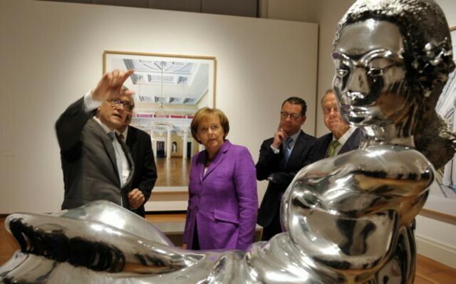 Skandal-Ausstellung mit Bundeskanzlerin und den Machern von "60 Jahre. 60 Werke". Rechts Kulturstaatsminister Bernd Neumann. Bild-Chef Diekmann zwischen den Politikern. Aufnahme der Homepage der BUNDESREGIERUNG - siehe Links.