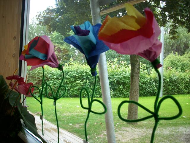 tolle gebastelte Blumen der Kinder