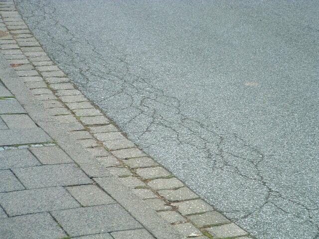 Leichte Risse in der Asphalt-Oberdecke ...