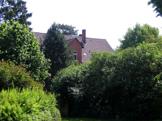 Dorfpark , im Hintergrund  altes evang. Gemeindehaus