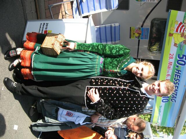 Das Hessentagspaar vor dem Infostand