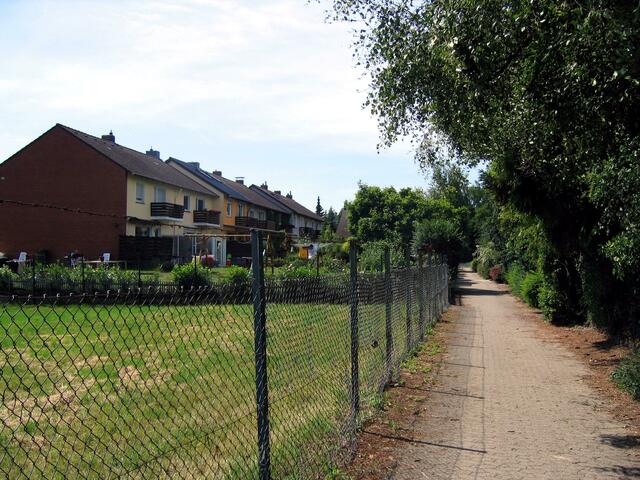 Fufgänger- u. Radweg auf ehemaligem Dorfgraben