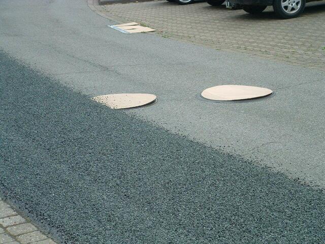 Abgedeckte Kanaldeckel ...