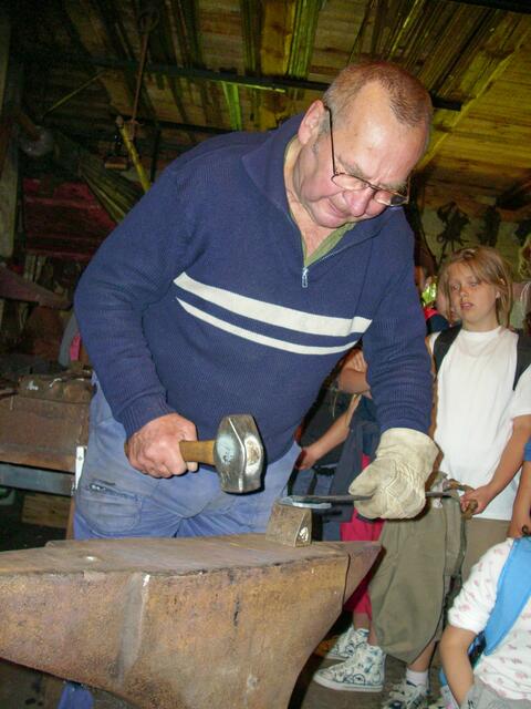 Manfred Krause beim schmieden