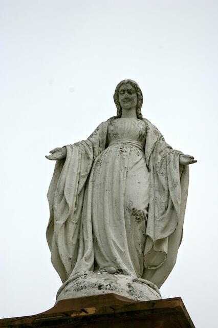 Heiligenskulptur vor der Stiftskirche (Bericht folgt)